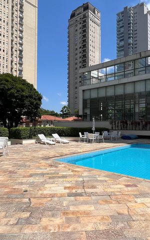 Apartamento à venda com 240m², 3 quartos e 3 vagas Apartamento à venda com 240m², 3 quartos e 3 vagasÁrea comum - Piscina