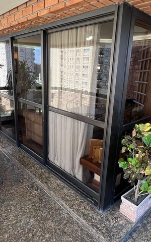 Apartamento à venda com 240m², 3 quartos e 3 vagas Apartamento à venda com 240m², 3 quartos e 3 vagasVaranda gourmet