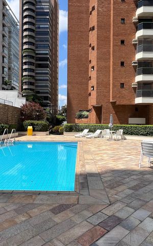 Apartamento à venda com 240m², 3 quartos e 3 vagas Apartamento à venda com 240m², 3 quartos e 3 vagasÁrea comum - Piscina