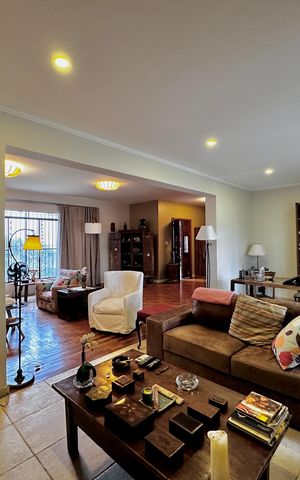 Casa à venda com 150m², 3 quartos e 8 vagas Casa à venda com 150m², 3 quartos e 8 vagasSala