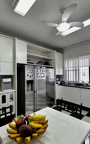 Casa à venda com 150m², 3 quartos e 8 vagas Casa à venda com 150m², 3 quartos e 8 vagasCozinha