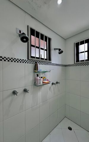 Casa à venda com 150m², 3 quartos e 8 vagas Casa à venda com 150m², 3 quartos e 8 vagasBanheiro Suíte 3