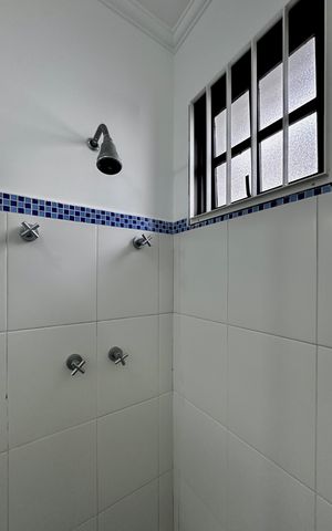 Casa à venda com 150m², 3 quartos e 8 vagas Casa à venda com 150m², 3 quartos e 8 vagasBanheiro Suíte 2