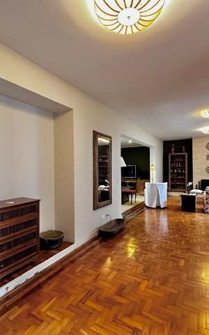 Casa à venda com 150m², 3 quartos e 8 vagas Casa à venda com 150m², 3 quartos e 8 vagasSala