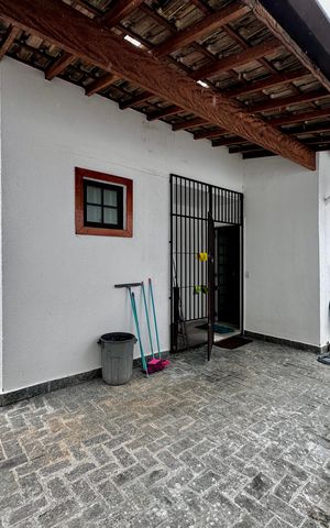 Casa à venda com 150m², 3 quartos e 8 vagas Casa à venda com 150m², 3 quartos e 8 vagasQuintal Lateral