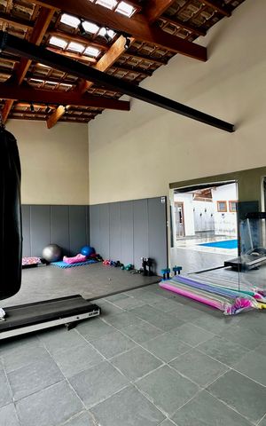 Casa à venda com 150m², 3 quartos e 8 vagas Casa à venda com 150m², 3 quartos e 8 vagasAcademia