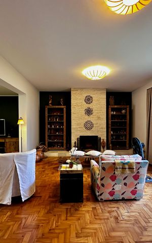 Casa à venda com 150m², 3 quartos e 8 vagas Casa à venda com 150m², 3 quartos e 8 vagasSala