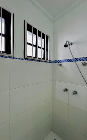 Casa à venda com 150m², 3 quartos e 8 vagas Casa à venda com 150m², 3 quartos e 8 vagasBanheiro Suíte 1