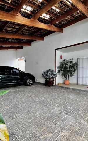 Casa à venda com 150m², 3 quartos e 8 vagas Casa à venda com 150m², 3 quartos e 8 vagasGaragem