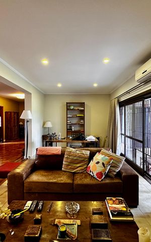 Casa à venda com 150m², 3 quartos e 8 vagas Casa à venda com 150m², 3 quartos e 8 vagasSala
