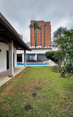 Casa à venda com 150m², 3 quartos e 8 vagas Casa à venda com 150m², 3 quartos e 8 vagasJardim