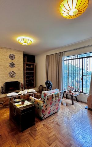 Casa à venda com 150m², 3 quartos e 8 vagas Casa à venda com 150m², 3 quartos e 8 vagasSala
