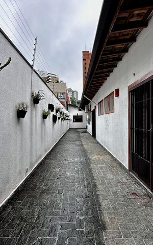 Casa à venda com 150m², 3 quartos e 8 vagas Casa à venda com 150m², 3 quartos e 8 vagasQuintal Lateral