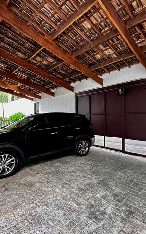 Casa à venda com 150m², 3 quartos e 8 vagas Casa à venda com 150m², 3 quartos e 8 vagasGaragem