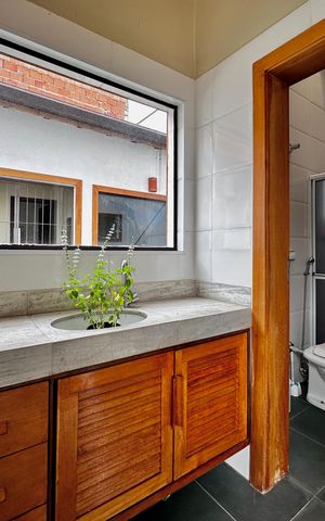 Casa à venda com 150m², 3 quartos e 8 vagas Casa à venda com 150m², 3 quartos e 8 vagasBanheiro Piscina
