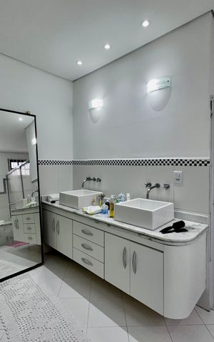 Casa à venda com 150m², 3 quartos e 8 vagas Casa à venda com 150m², 3 quartos e 8 vagasBanheiro Suíte 3