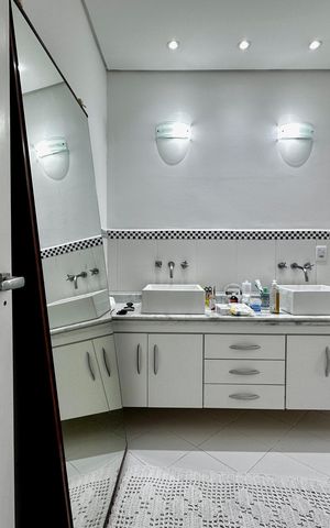 Casa à venda com 150m², 3 quartos e 8 vagas Casa à venda com 150m², 3 quartos e 8 vagasBanheiro Suíte 3