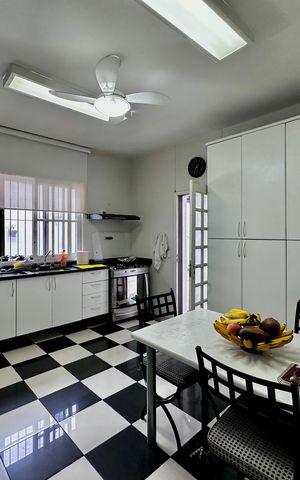 Casa à venda com 150m², 3 quartos e 8 vagas Casa à venda com 150m², 3 quartos e 8 vagasCozinha
