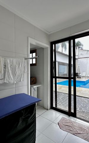 Casa à venda com 150m², 3 quartos e 8 vagas Casa à venda com 150m², 3 quartos e 8 vagasÁrea de Serviço
