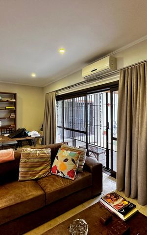 Casa à venda com 150m², 3 quartos e 8 vagas Casa à venda com 150m², 3 quartos e 8 vagasSala