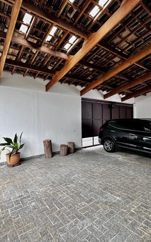Casa à venda com 150m², 3 quartos e 8 vagas Casa à venda com 150m², 3 quartos e 8 vagasGaragem