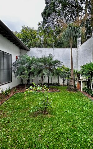 Casa à venda com 150m², 3 quartos e 8 vagas Casa à venda com 150m², 3 quartos e 8 vagasJardim Frente