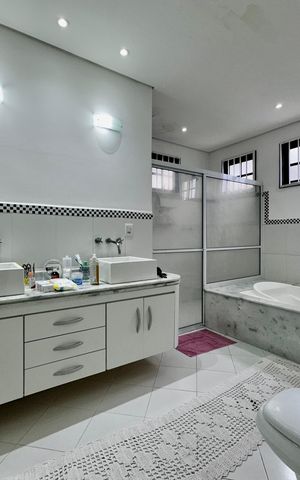 Casa à venda com 150m², 3 quartos e 8 vagas Casa à venda com 150m², 3 quartos e 8 vagasBanheiro Suíte 3