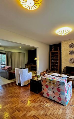 Casa à venda com 150m², 3 quartos e 8 vagas Casa à venda com 150m², 3 quartos e 8 vagasSala