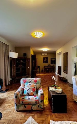 Casa à venda com 150m², 3 quartos e 8 vagas Casa à venda com 150m², 3 quartos e 8 vagasSala