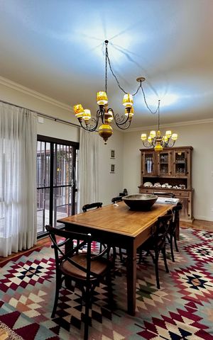 Casa à venda com 150m², 3 quartos e 8 vagas Casa à venda com 150m², 3 quartos e 8 vagasSala de Jantar
