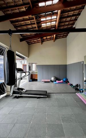 Casa à venda com 150m², 3 quartos e 8 vagas Casa à venda com 150m², 3 quartos e 8 vagasAcademia