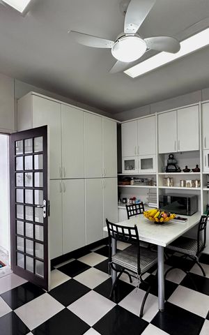 Casa à venda com 150m², 3 quartos e 8 vagas Casa à venda com 150m², 3 quartos e 8 vagasCozinha