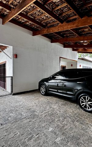 Casa à venda com 150m², 3 quartos e 8 vagas Casa à venda com 150m², 3 quartos e 8 vagasGaragem