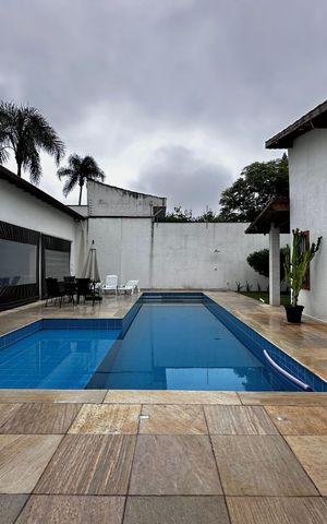 Casa à venda com 150m², 3 quartos e 8 vagas Casa à venda com 150m², 3 quartos e 8 vagasPiscina