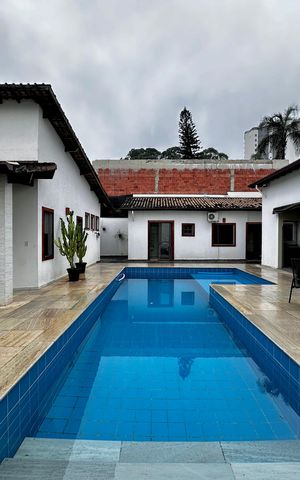 Casa à venda com 150m², 3 quartos e 8 vagas Casa à venda com 150m², 3 quartos e 8 vagasPiscina