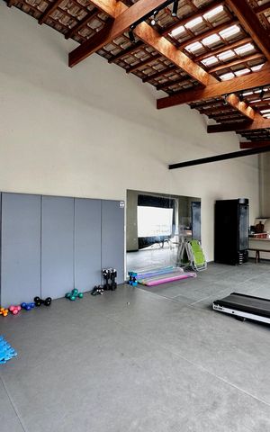 Casa à venda com 150m², 3 quartos e 8 vagas Casa à venda com 150m², 3 quartos e 8 vagasAcademia