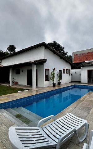 Casa à venda com 150m², 3 quartos e 8 vagas Casa à venda com 150m², 3 quartos e 8 vagasPiscina