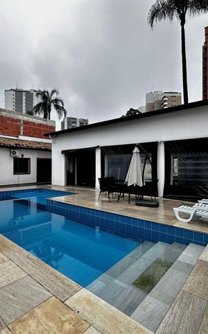 Casa à venda com 150m², 3 quartos e 8 vagas Casa à venda com 150m², 3 quartos e 8 vagasPiscina