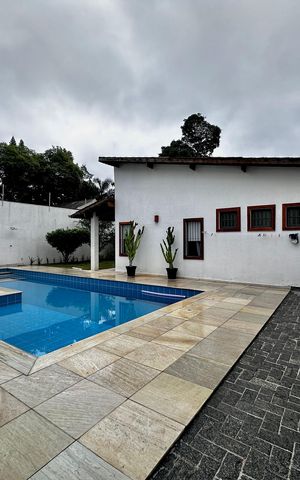 Casa à venda com 150m², 3 quartos e 8 vagas Casa à venda com 150m², 3 quartos e 8 vagasPiscina