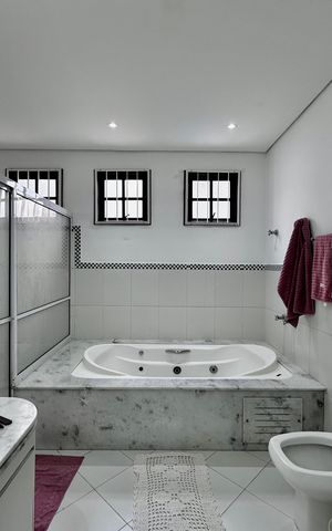 Casa à venda com 150m², 3 quartos e 8 vagas Casa à venda com 150m², 3 quartos e 8 vagasBanheiro Suíte 3