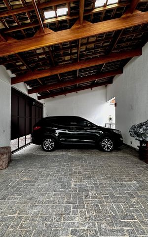 Casa à venda com 150m², 3 quartos e 8 vagas Casa à venda com 150m², 3 quartos e 8 vagasGaragem