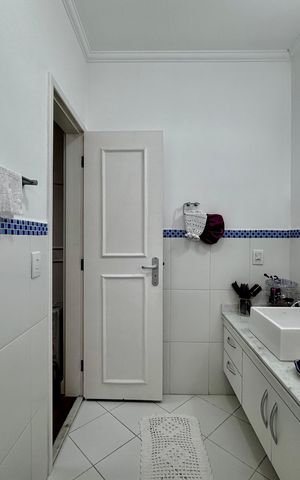 Casa à venda com 150m², 3 quartos e 8 vagas Casa à venda com 150m², 3 quartos e 8 vagasBanheiro Suíte 2