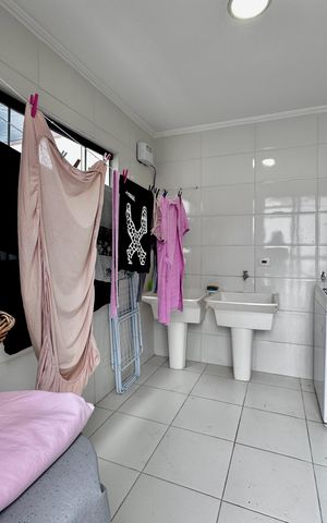 Casa à venda com 150m², 3 quartos e 8 vagas Casa à venda com 150m², 3 quartos e 8 vagasÁrea de Serviço
