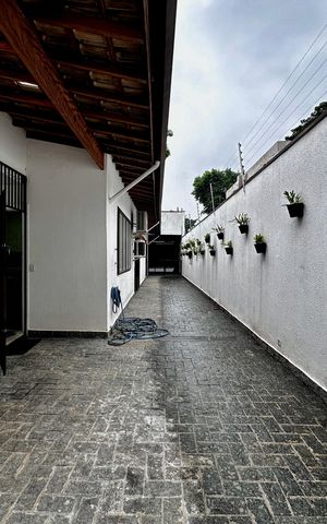 Casa à venda com 150m², 3 quartos e 8 vagas Casa à venda com 150m², 3 quartos e 8 vagasQuintal Lateral
