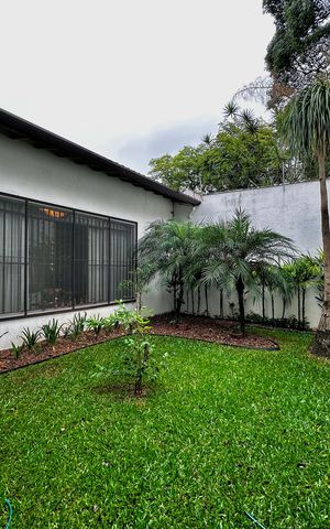 Casa à venda com 150m², 3 quartos e 8 vagas Casa à venda com 150m², 3 quartos e 8 vagasJardim Frente