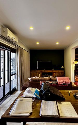 Casa à venda com 150m², 3 quartos e 8 vagas Casa à venda com 150m², 3 quartos e 8 vagasSala