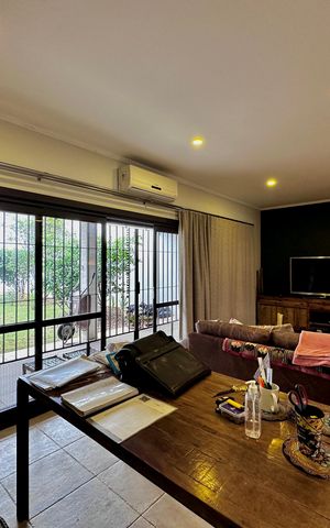 Casa à venda com 150m², 3 quartos e 8 vagas Casa à venda com 150m², 3 quartos e 8 vagasSala
