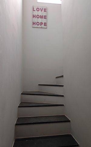 Casa à venda com 170m², 3 quartos e 2 vagas Casa à venda com 170m², 3 quartos e 2 vagasEscada