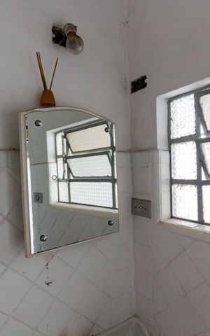 Casa para alugar com 274m², 2 quartos e 6 vagasBanheiro de Serviço