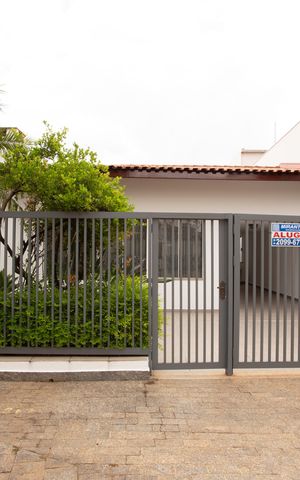 Casa à venda com 411m², 4 quartos e 3 vagas Casa à venda com 411m², 4 quartos e 3 vagasFACHADA